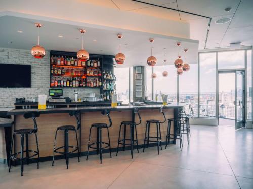 Imagen del bar/restaurante del Hotel 50 Bowery NYC. Foto 3