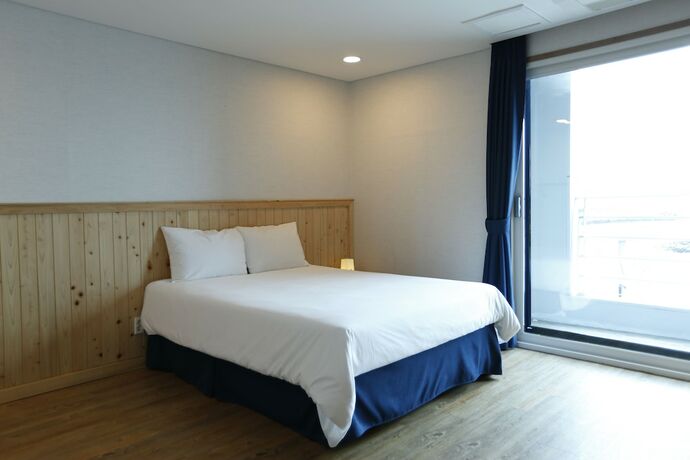 Imagen de la habitación del Hotel 52, Jeju. Foto 21