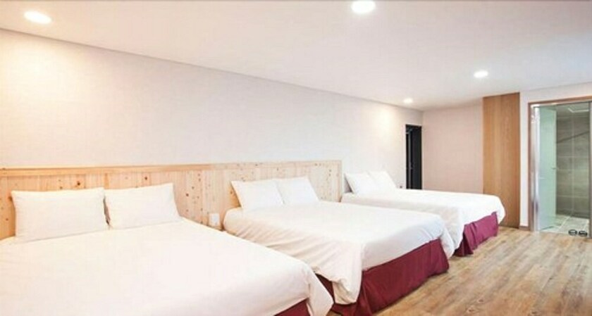Imagen de la habitación del Hotel 52, Jeju. Foto 26