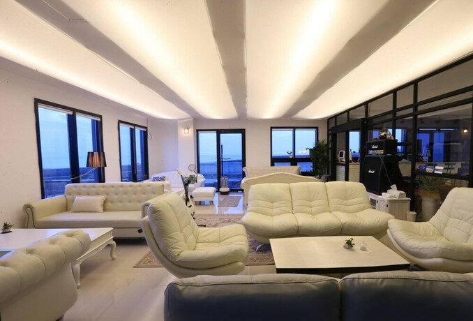 Imagen de los interiores del Hotel 52, Jeju. Foto 31