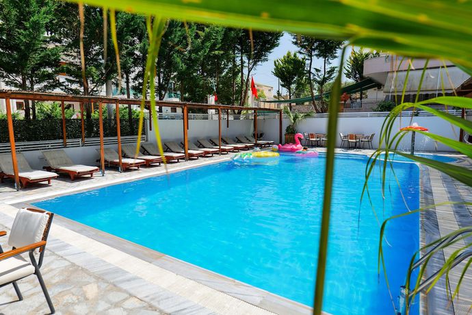 Imagen de la piscina del Hotel 6 Milje. Foto 9