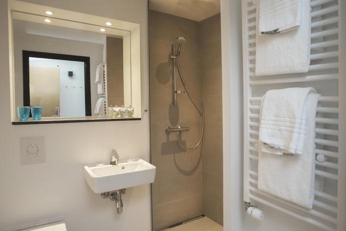 Imagen de la habitación del Hotel 6400. Foto 15