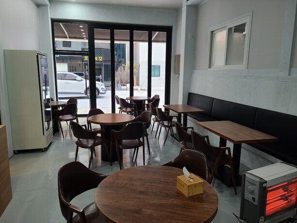 Imagen del bar/restaurante del Hotel 7 Bricks Hotel. Foto 7