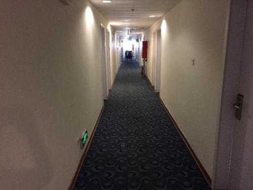Imagen general del Hotel 7 Days Inn Qingdao Shandong Road Zhenning Overpass Branch. Foto 5