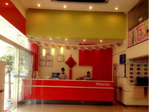 Imagen general del Hotel 7 Days Inn Xiamen Tong\'an Lehai Plaza Fangte. Foto 2