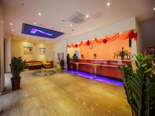 Imagen general del Hotel 7 Days Inn Yunfu Bus Terminal Yihua International Plaza. Foto 4