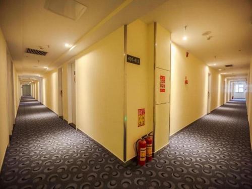 Imagen general del Hotel 7 Days Inn Yunfu Bus Terminal Yihua International Plaza. Foto 5