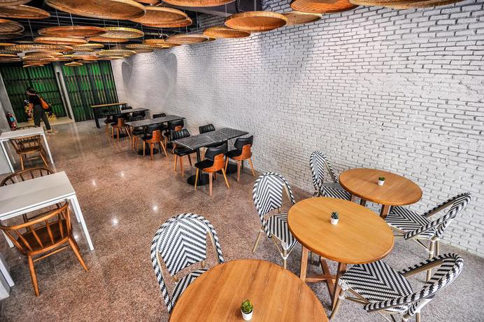 Imagen del bar/restaurante del Hotel 7 Days Premium At Icon Siam Station. Foto 4