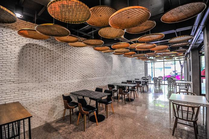 Imagen del bar/restaurante del Hotel 7 Days Premium At Icon Siam Station. Foto 5