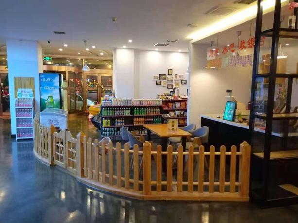 Imagen general del Hotel 7 Days Premium&middot; Zhoushuizi Airport Wal-Mart. Foto 2