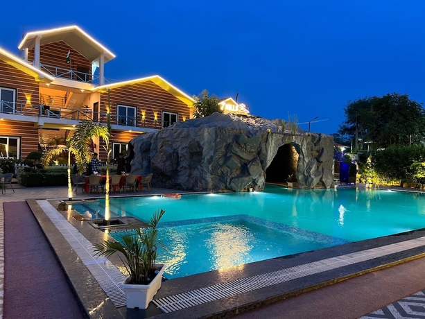 Imagen de la piscina del Hotel 7 Hills Resort. Foto 16