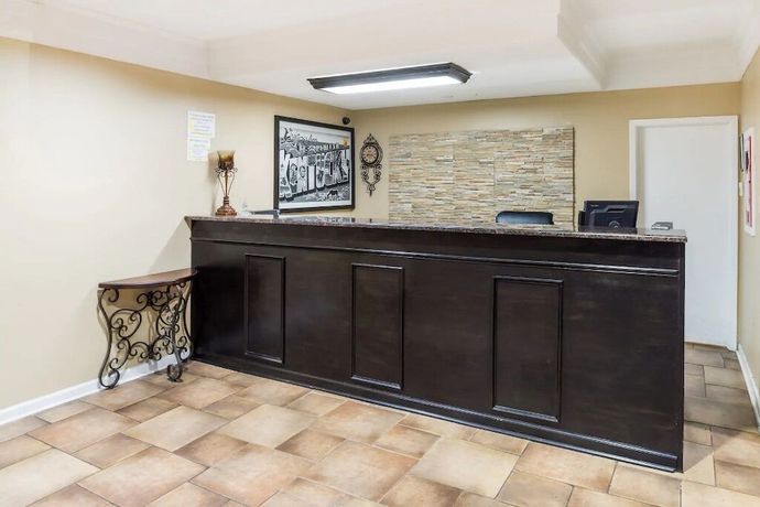 Imagen de los interiores del Hotel 7 Inn. Foto 12