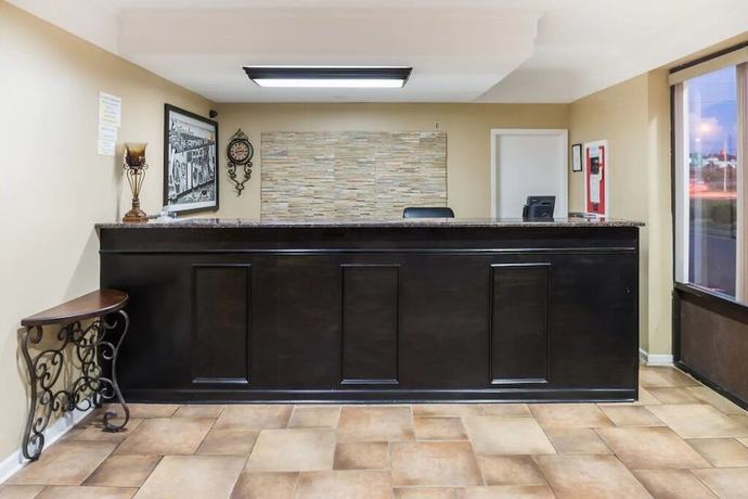 Imagen de los interiores del Hotel 7 Inn. Foto 13