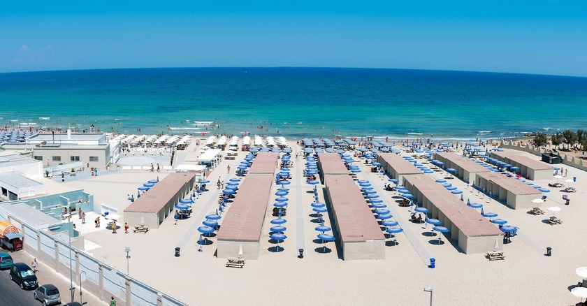 Imagen de los exteriores del Hotel 7 Mari. Foto 10