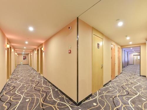 Imagen de los interiores del Hotel 7Days Premium Beijing Station Branch. Foto 5