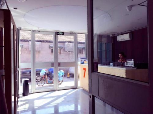 Imagen de los interiores del Hotel 7Days Premium Beijing Xidan Lingjing Hutong Metro Station Branch. Foto 4