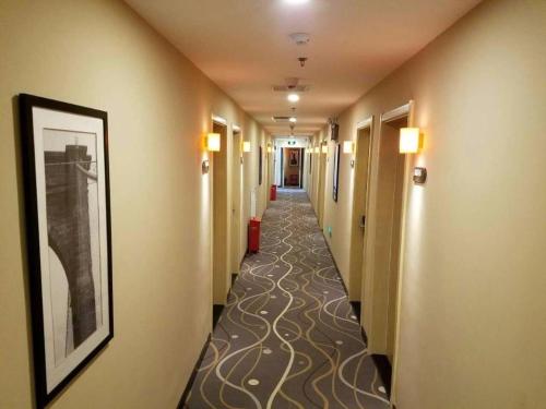 Imagen de los interiores del Hotel 7Days Premium Beijing Xidan Lingjing Hutong Metro Station Branch. Foto 7