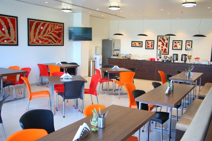 Imagen del bar/restaurante del Hotel 7apple Hotels Aurangabad. Foto 5