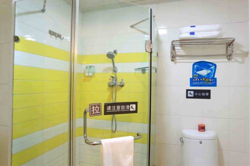 Imagen de la habitación del Hotel 7days Inn Beijing Fangshan Liangxiang Subway Stati. Foto 1