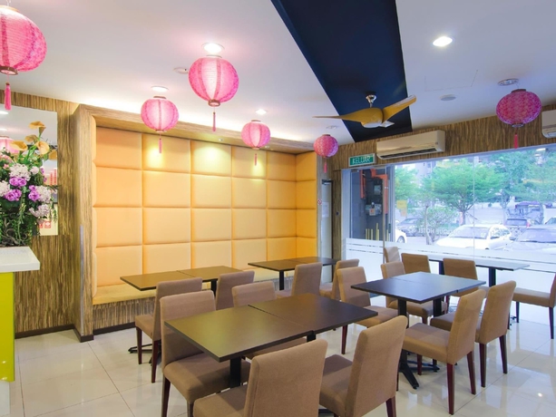 Imagen del bar/restaurante del Hotel 8 Days Boutique @ Mount Austin Jb. Foto 5
