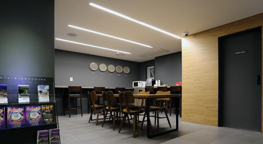 Imagen del bar/restaurante del Hotel 8 Hours. Foto 2