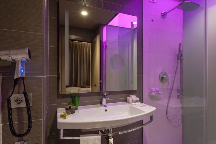 Imagen de la habitación del Hotel 8piuhotel. Foto 9