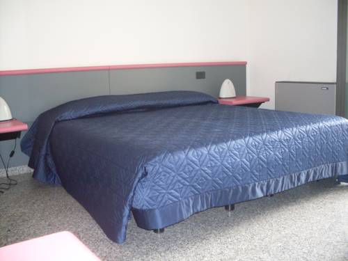 Imagen de la habitación del Hotel 90. Foto 8