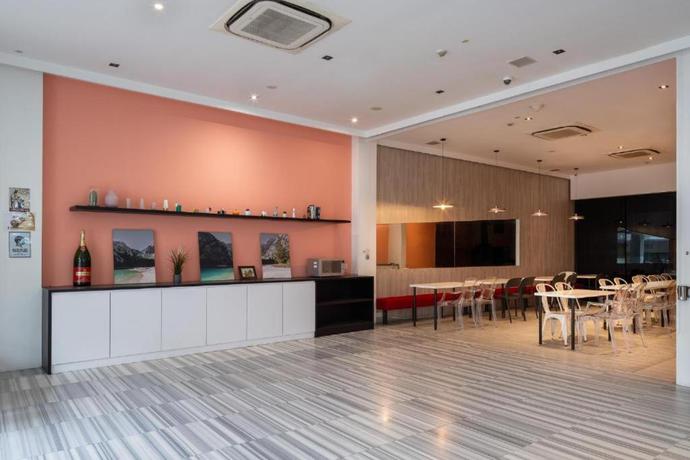 Imagen de los interiores del Hotel A Hotel Dickson. Foto 15