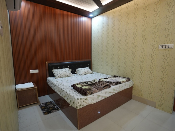 Imagen de la habitación del Hotel A K Palace. Foto 8