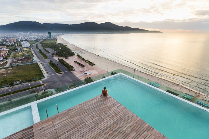 Imagen de la piscina del Hotel A La Carte Da Nang Beach. Foto 12