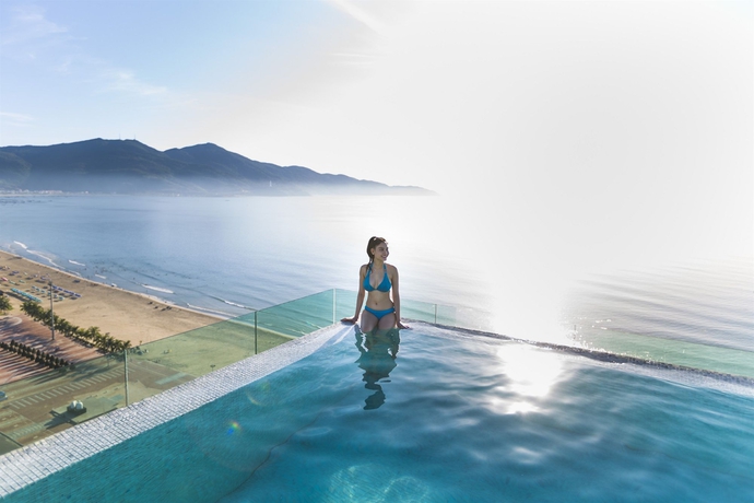 Imagen de la piscina del Hotel A La Carte Da Nang Beach. Foto 14