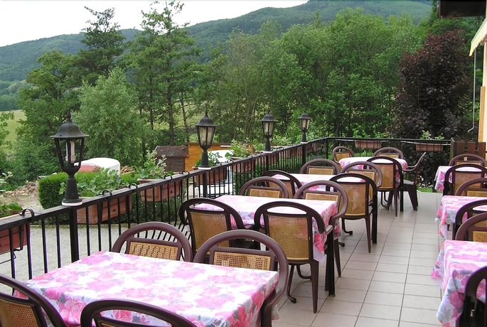 Imagen del bar/restaurante del Hotel A L'arbre Vert. Foto 12
