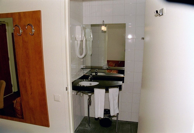 Imagen de la habitación del Hotel A Train. Foto 6