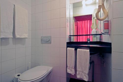 Imagen de la habitación del Hotel A Train. Foto 7