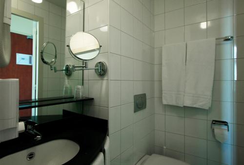 Imagen de la habitación del Hotel A Train. Foto 8