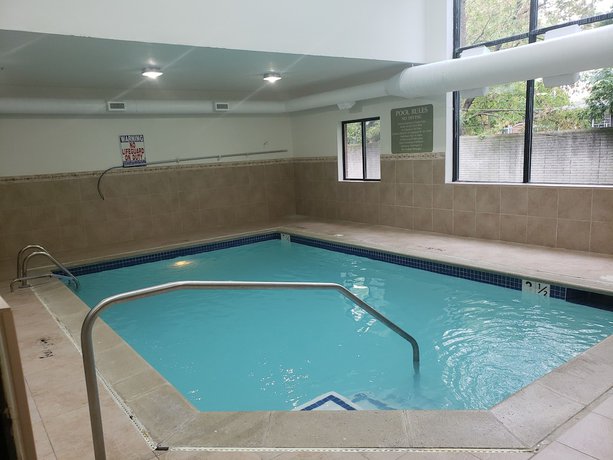 Imagen de la piscina del Hotel A Victory Suites Warren. Foto 14