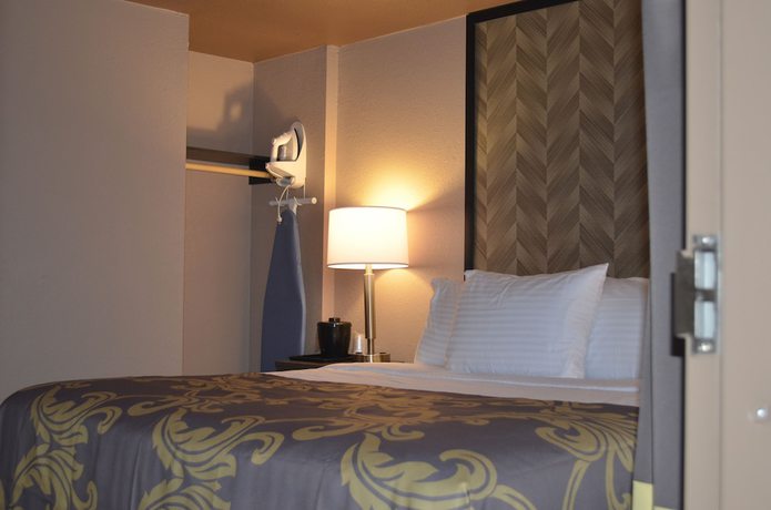 Imagen de la habitación del Hotel AArya By Niagara Fashion Outlets. Foto 15