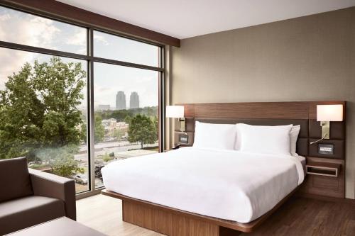 Imagen de la habitación del Hotel AC Hotel Atlanta Perimeter. Foto 15