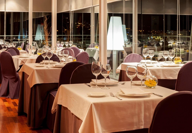 Imagen del bar/restaurante del Hotel AC Hotel Malaga Palacio by Marriott. Foto 2