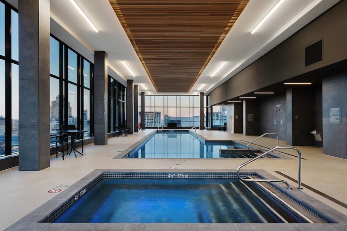 Imagen de la piscina del Hotel AC Montr&eacute;al Centre-ville. Foto 20
