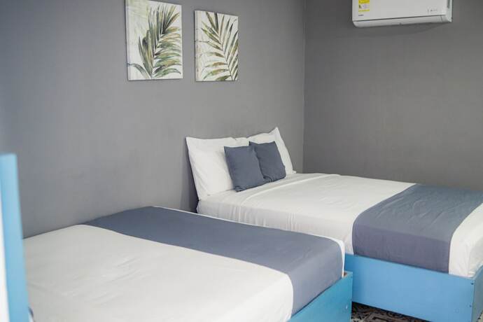 Imagen de la habitación del Hotel ADAZ Mediterraneo. Foto 13