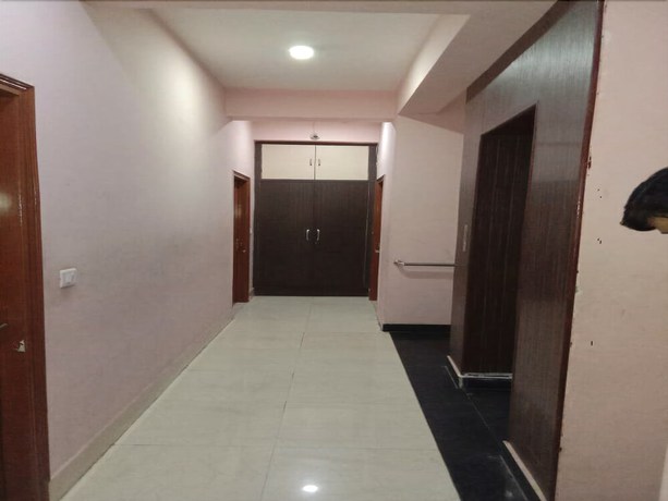 Imagen de los interiores del Hotel ADB Rooms De Pal Varanasi. Foto 19