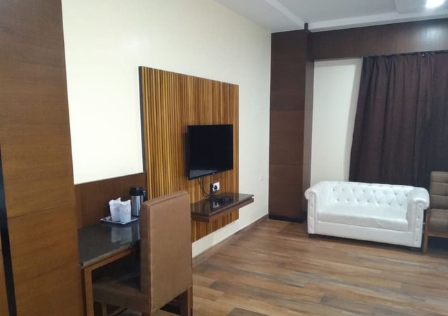 Imagen de la habitación del Hotel ADB Rooms Surabhi International. Foto 15