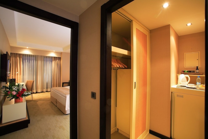 Imagen de la habitación del Hotel ADM Grand. Foto 2