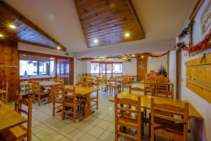 Imagen del bar/restaurante del Hotel AEC Vacances - Le Grand Fourchon. Foto 5