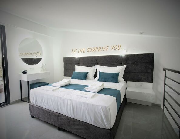 Imagen de la habitación del Hotel AEONIAN LUXURY SUITES. Foto 13