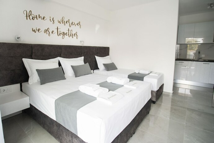 Imagen de la habitación del Hotel AEONIAN LUXURY SUITES. Foto 16