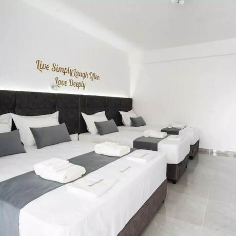 Imagen de la habitación del Hotel AEONIAN LUXURY SUITES. Foto 18