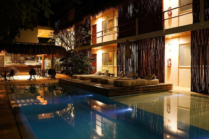 Imagen de la piscina del Hotel AGAM. Foto 19