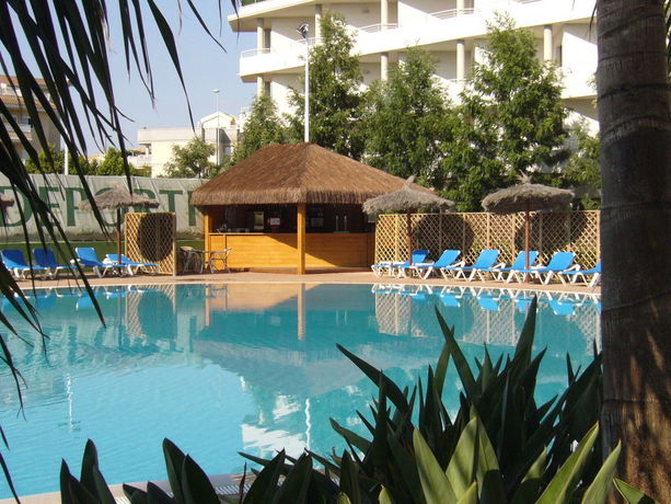 Imagen de la piscina del Hotel AGH Canet. Foto 15